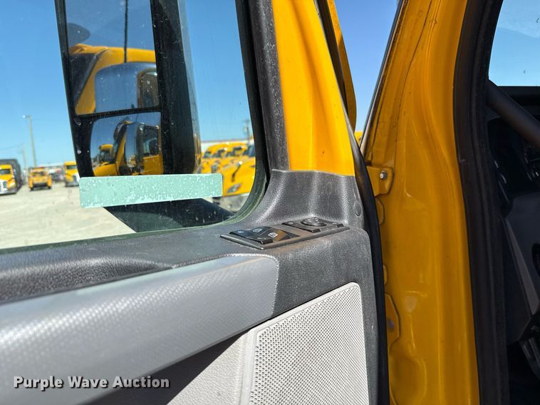 image for item EJ4574 2022 Freightliner Cascadia 126 semi truck