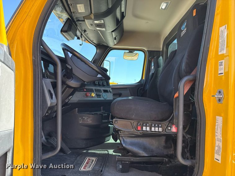 image for item EJ4574 2022 Freightliner Cascadia 126 semi truck