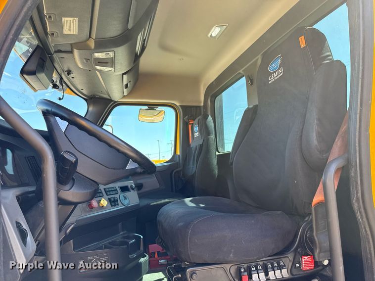 image for item EJ4574 2022 Freightliner Cascadia 126 semi truck