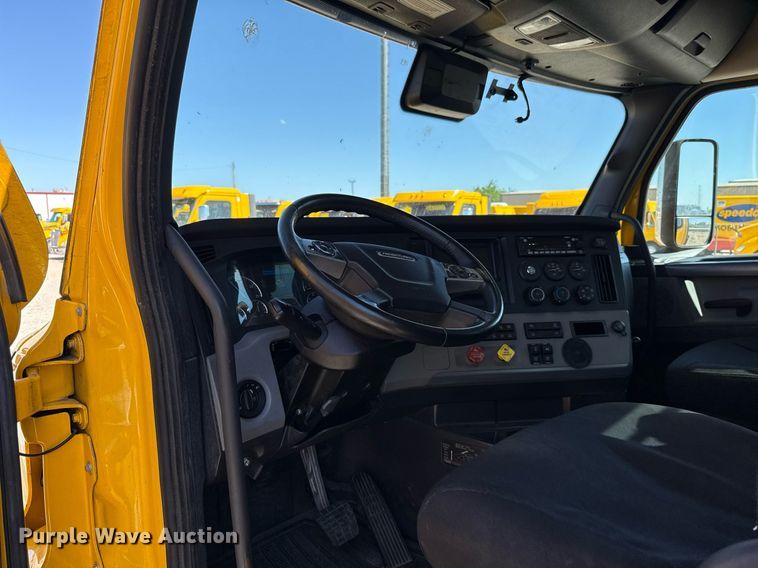 image for item EJ4574 2022 Freightliner Cascadia 126 semi truck