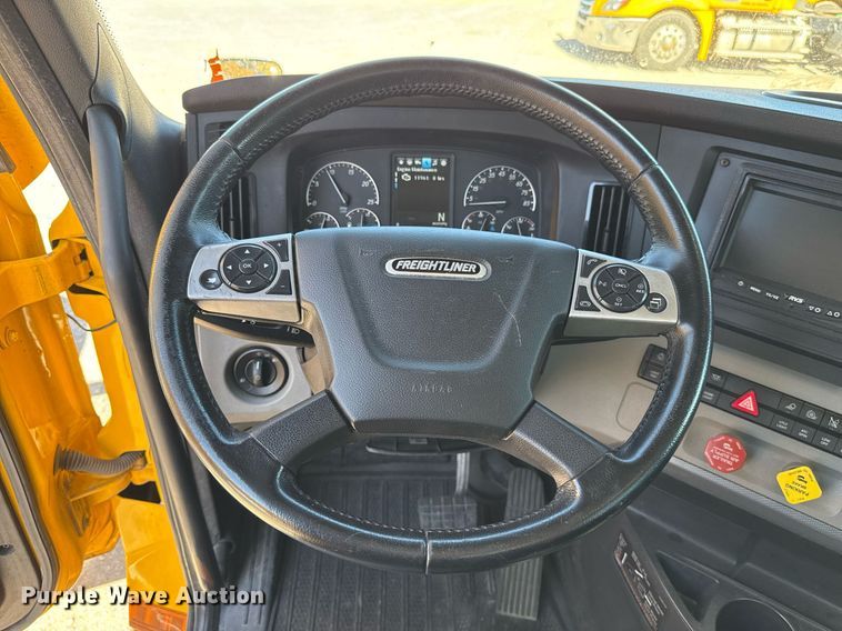 image for item EJ4574 2022 Freightliner Cascadia 126 semi truck