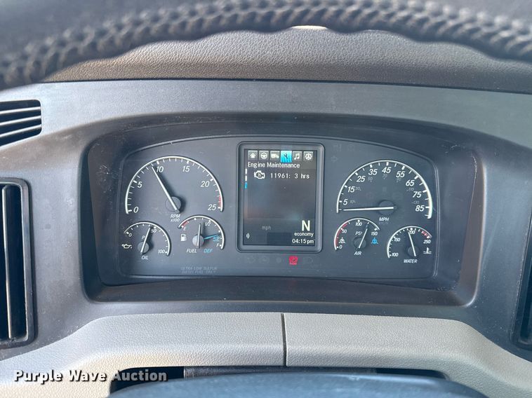 image for item EJ4574 2022 Freightliner Cascadia 126 semi truck