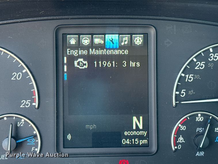 image for item EJ4574 2022 Freightliner Cascadia 126 semi truck