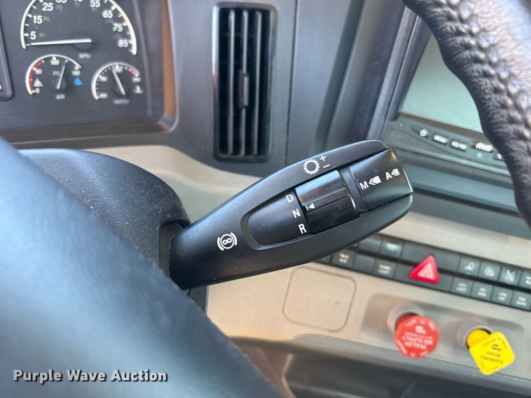 image for item EJ4574 2022 Freightliner Cascadia 126 semi truck