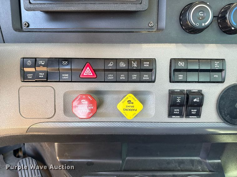 image for item EJ4574 2022 Freightliner Cascadia 126 semi truck