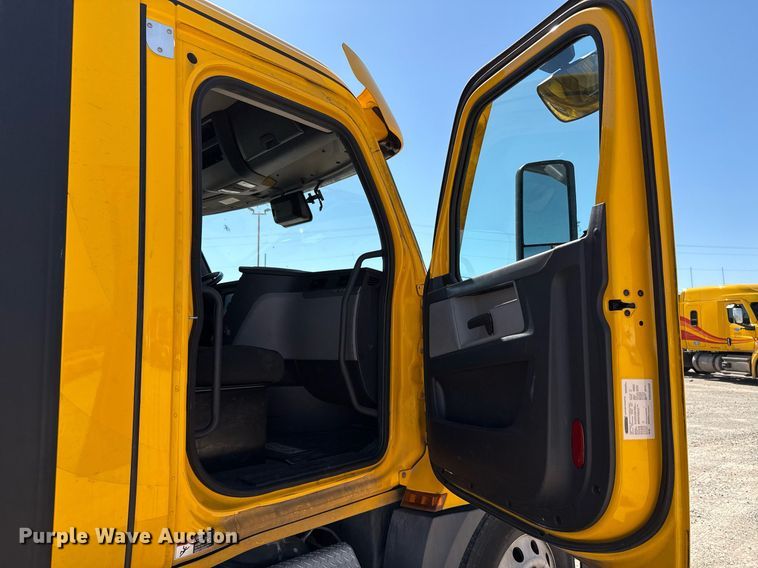 image for item EJ4574 2022 Freightliner Cascadia 126 semi truck