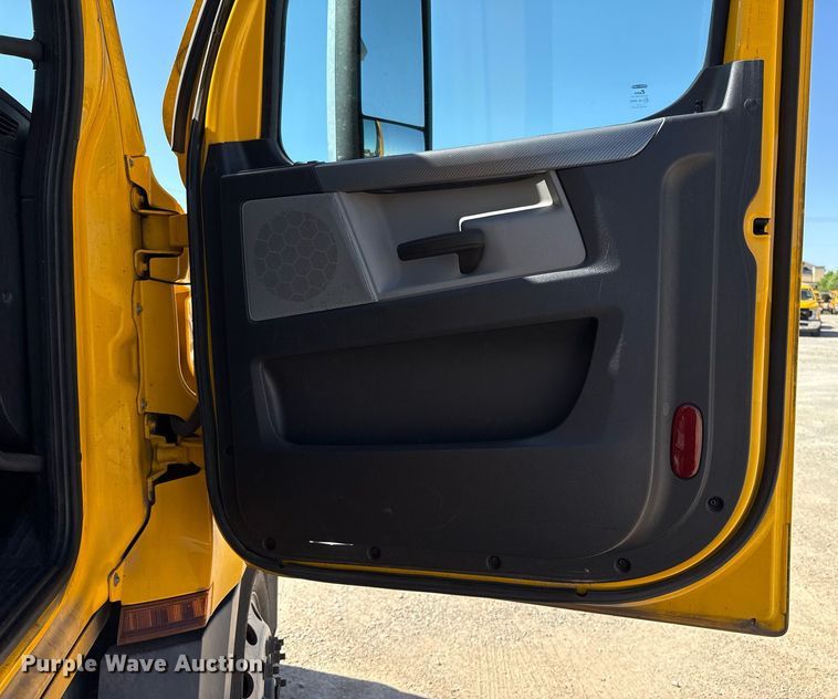 image for item EJ4574 2022 Freightliner Cascadia 126 semi truck