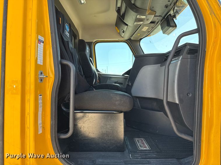 image for item EJ4574 2022 Freightliner Cascadia 126 semi truck