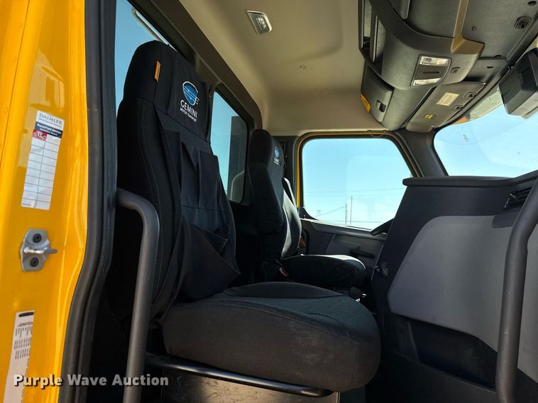 image for item EJ4574 2022 Freightliner Cascadia 126 semi truck