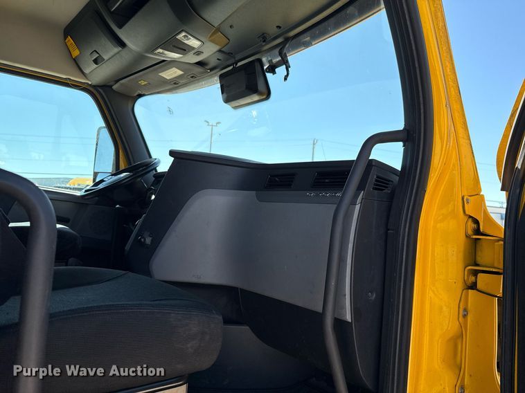 image for item EJ4574 2022 Freightliner Cascadia 126 semi truck