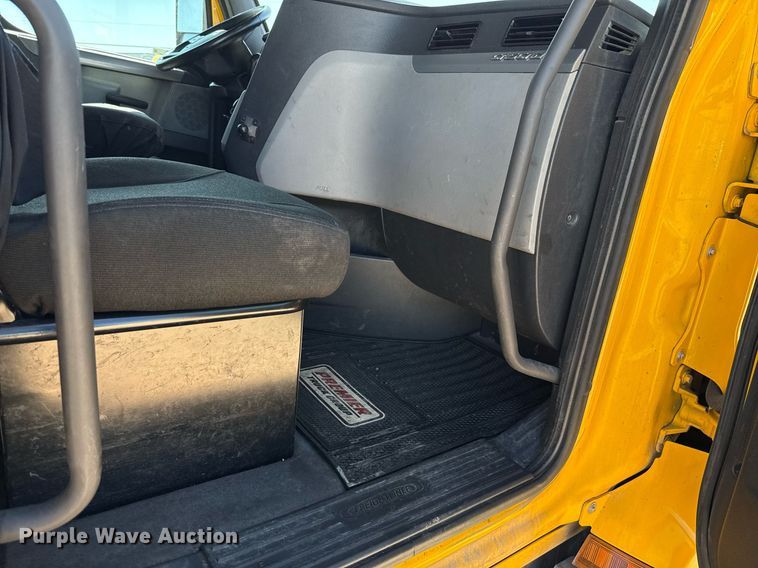 image for item EJ4574 2022 Freightliner Cascadia 126 semi truck