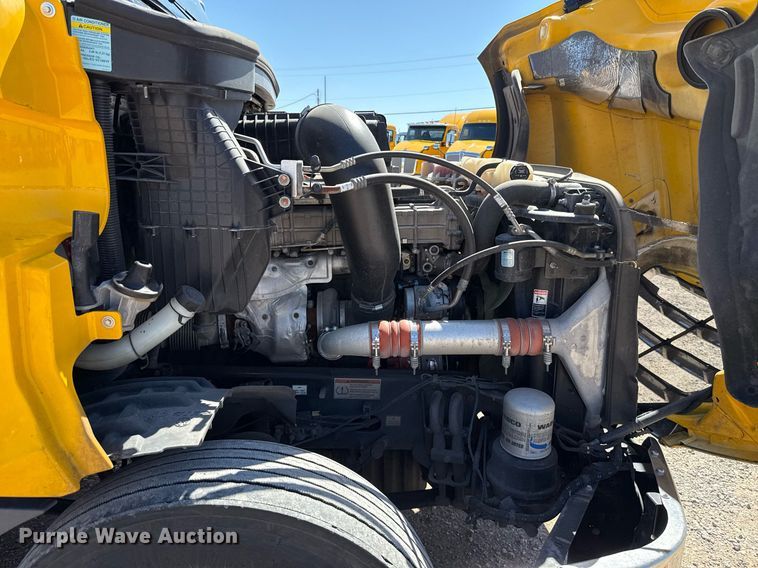 image for item EJ4574 2022 Freightliner Cascadia 126 semi truck