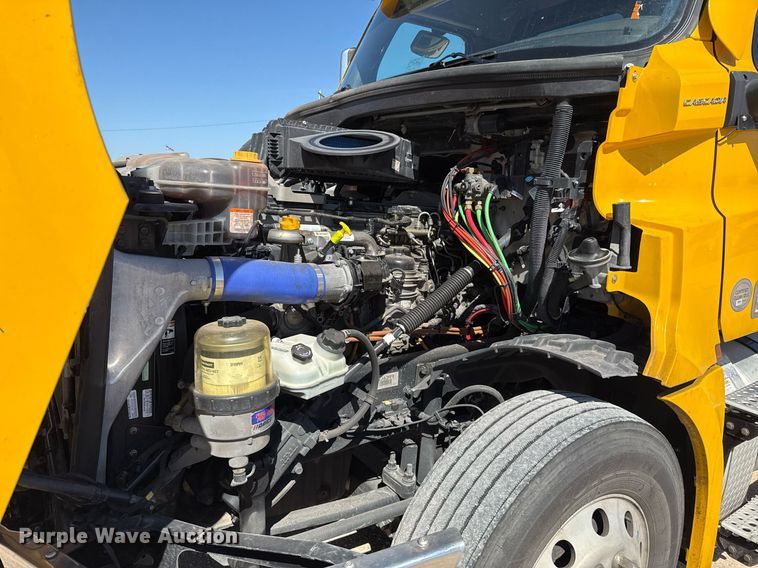 image for item EJ4574 2022 Freightliner Cascadia 126 semi truck