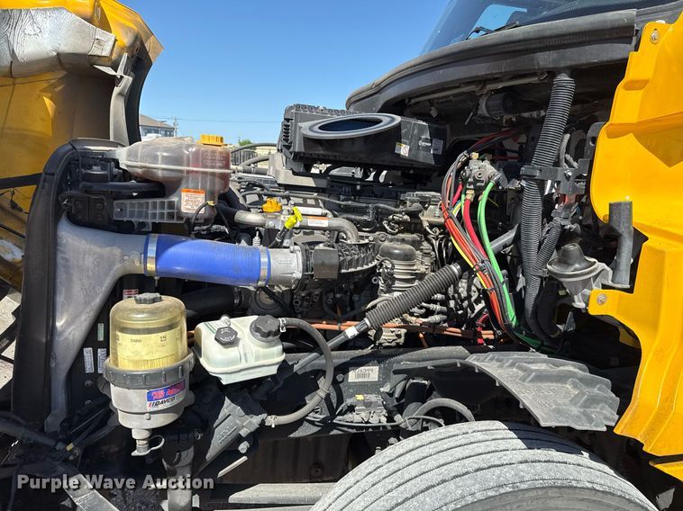 image for item EJ4574 2022 Freightliner Cascadia 126 semi truck