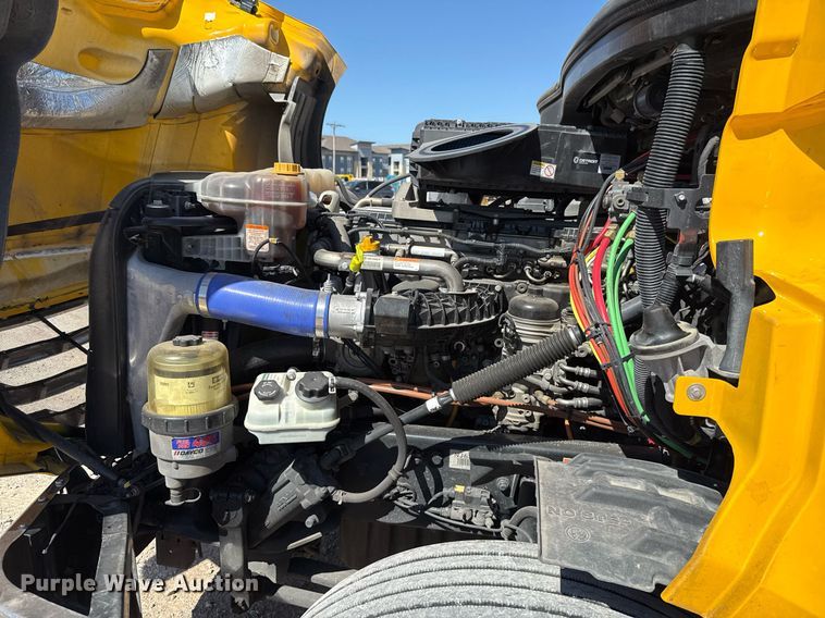 image for item EJ4574 2022 Freightliner Cascadia 126 semi truck