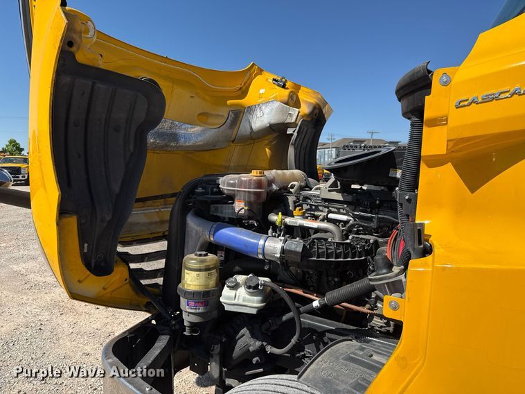 image for item EJ4574 2022 Freightliner Cascadia 126 semi truck