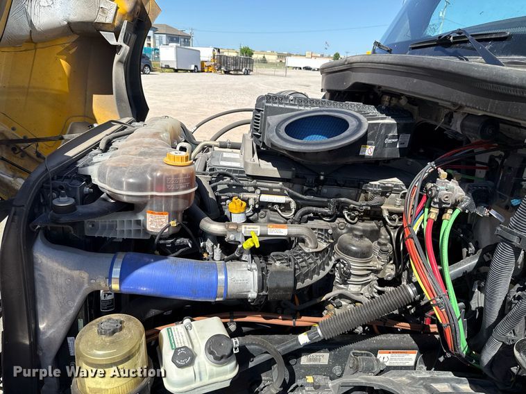 image for item EJ4574 2022 Freightliner Cascadia 126 semi truck