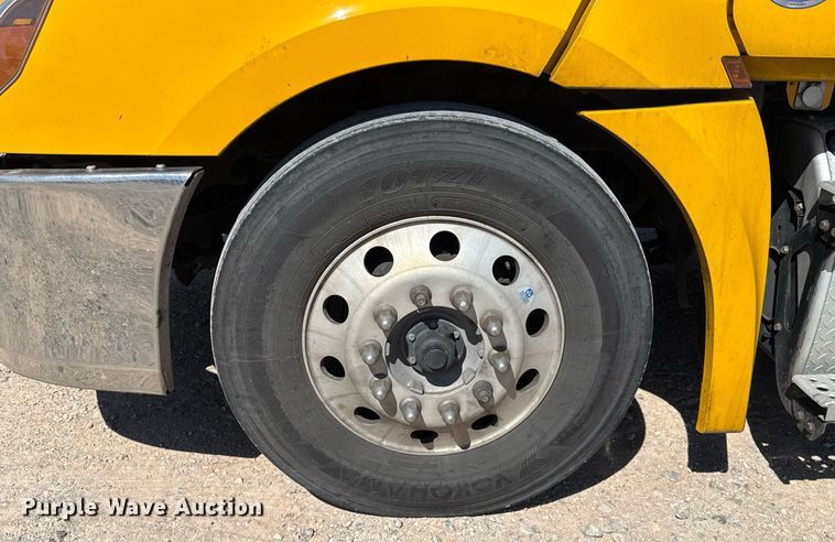 image for item EJ4574 2022 Freightliner Cascadia 126 semi truck