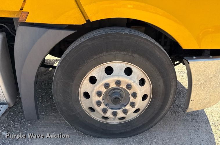 image for item EJ4574 2022 Freightliner Cascadia 126 semi truck