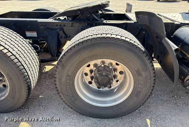 image for item EJ4574 2022 Freightliner Cascadia 126 semi truck