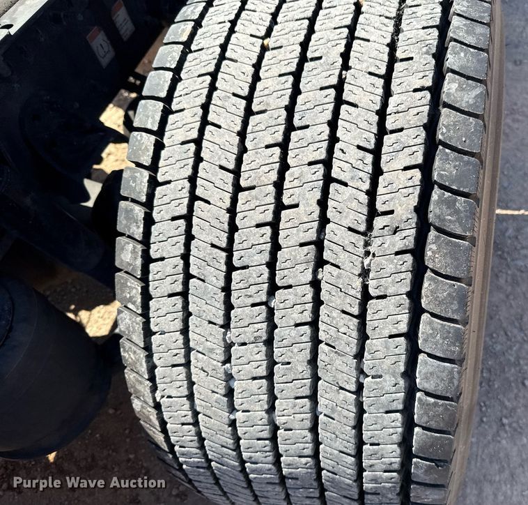 image for item EJ4574 2022 Freightliner Cascadia 126 semi truck