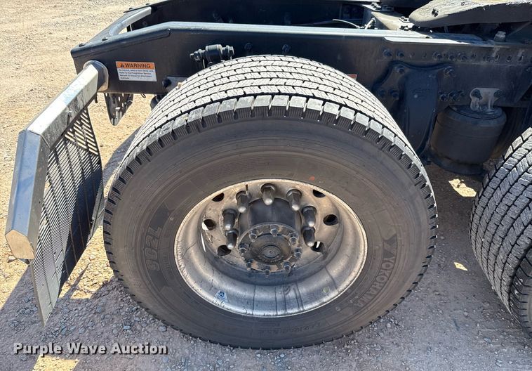 image for item EJ4574 2022 Freightliner Cascadia 126 semi truck