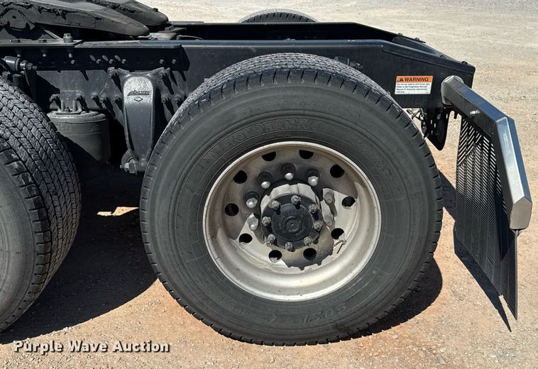 image for item EJ4574 2022 Freightliner Cascadia 126 semi truck