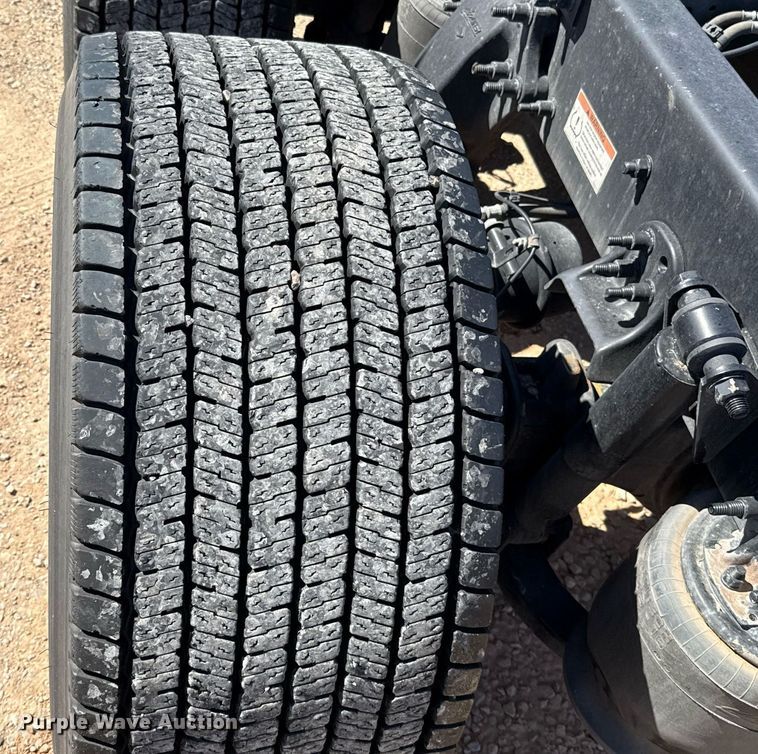 image for item EJ4574 2022 Freightliner Cascadia 126 semi truck