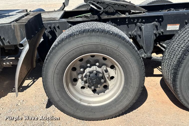 image for item EJ4574 2022 Freightliner Cascadia 126 semi truck