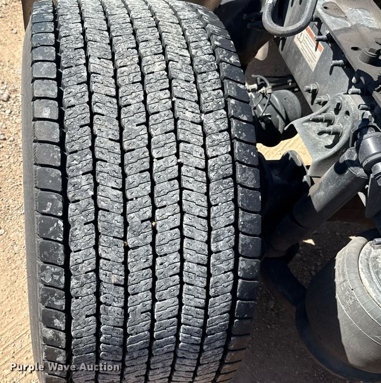 image for item EJ4574 2022 Freightliner Cascadia 126 semi truck