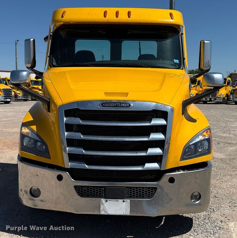 image for item EJ4575 2021 Freightliner Cascadia 126 semi truck