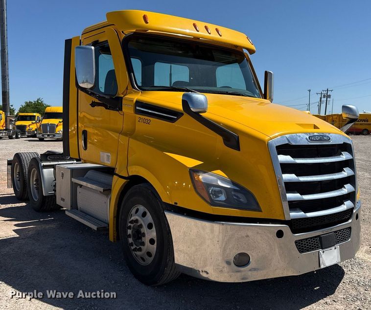 image for item EJ4575 2021 Freightliner Cascadia 126 semi truck