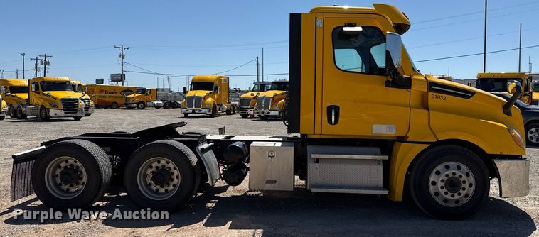 image for item EJ4575 2021 Freightliner Cascadia 126 semi truck