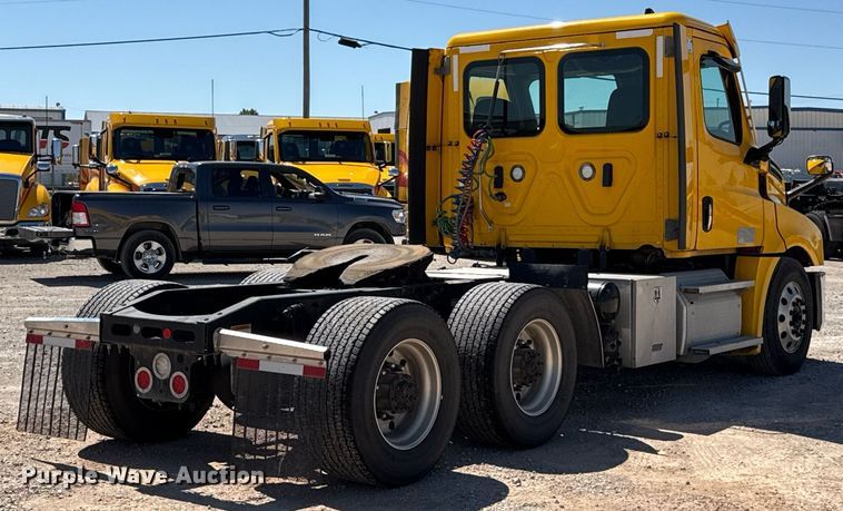 image for item EJ4575 2021 Freightliner Cascadia 126 semi truck