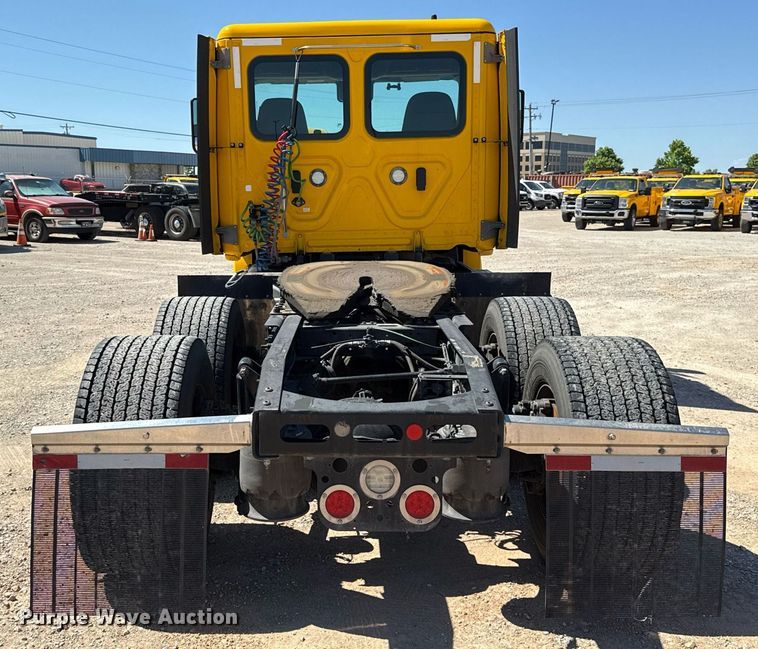 image for item EJ4575 2021 Freightliner Cascadia 126 semi truck