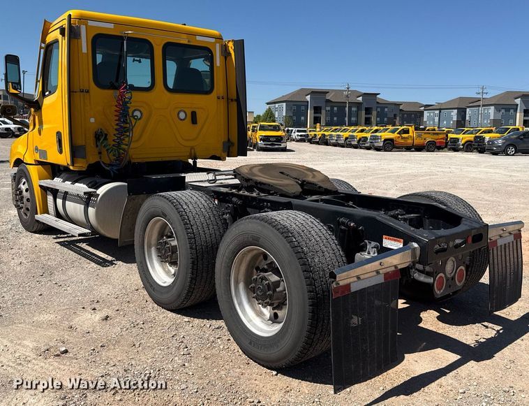 image for item EJ4575 2021 Freightliner Cascadia 126 semi truck