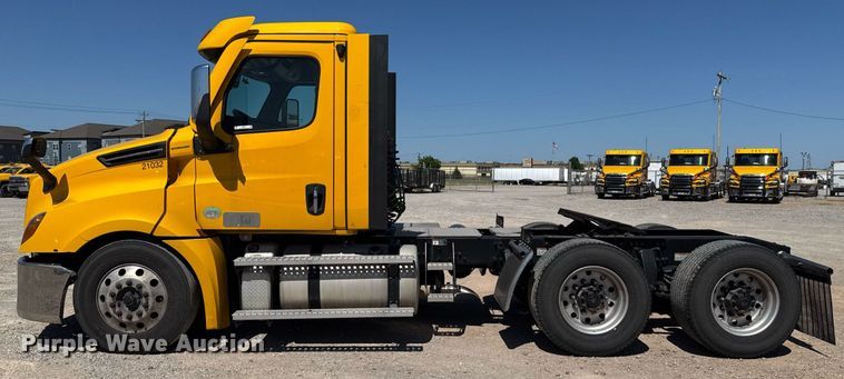 image for item EJ4575 2021 Freightliner Cascadia 126 semi truck
