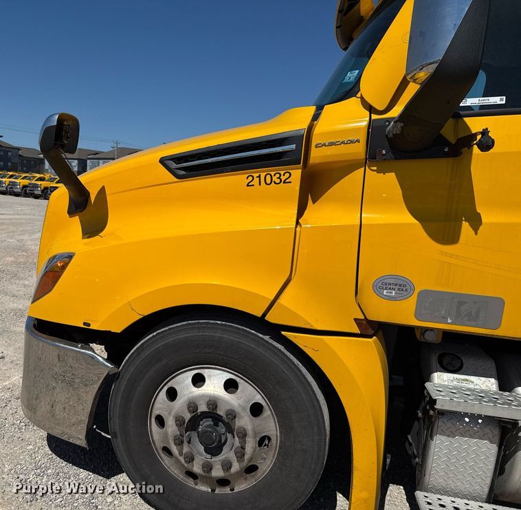image for item EJ4575 2021 Freightliner Cascadia 126 semi truck