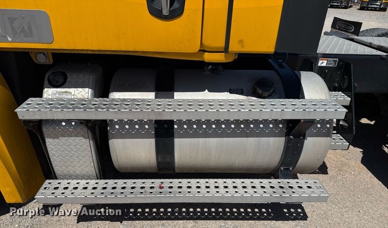 image for item EJ4575 2021 Freightliner Cascadia 126 semi truck