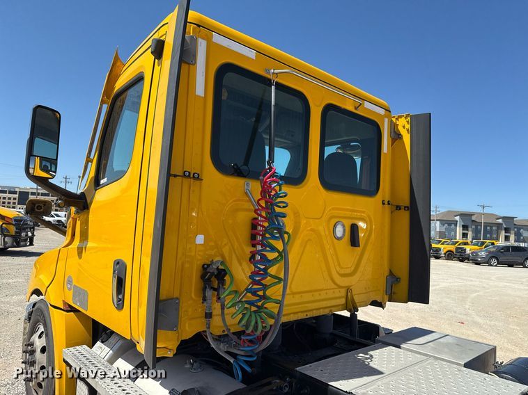 image for item EJ4575 2021 Freightliner Cascadia 126 semi truck