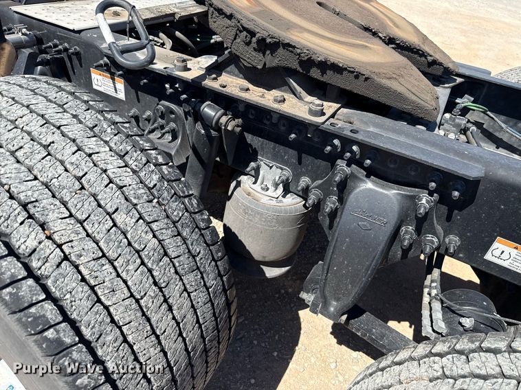 image for item EJ4575 2021 Freightliner Cascadia 126 semi truck