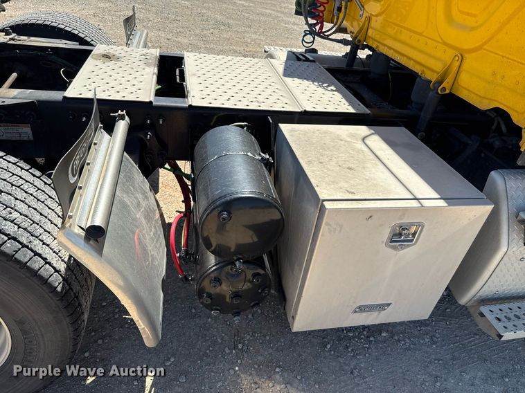 image for item EJ4575 2021 Freightliner Cascadia 126 semi truck