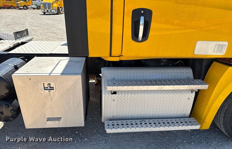 image for item EJ4575 2021 Freightliner Cascadia 126 semi truck