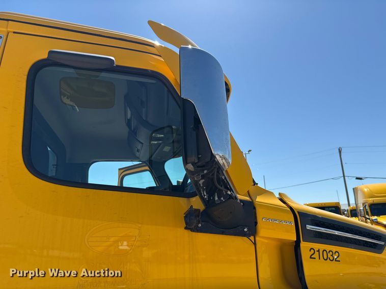 image for item EJ4575 2021 Freightliner Cascadia 126 semi truck