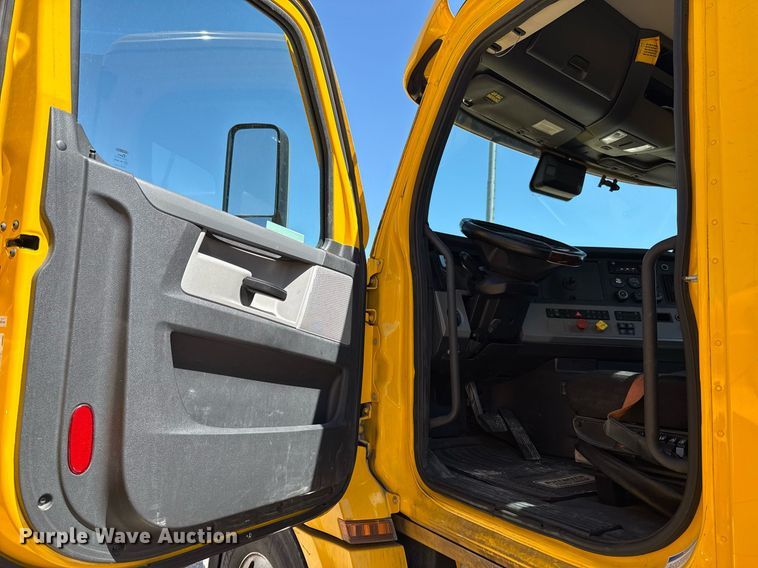 image for item EJ4575 2021 Freightliner Cascadia 126 semi truck