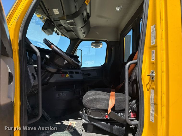 image for item EJ4575 2021 Freightliner Cascadia 126 semi truck