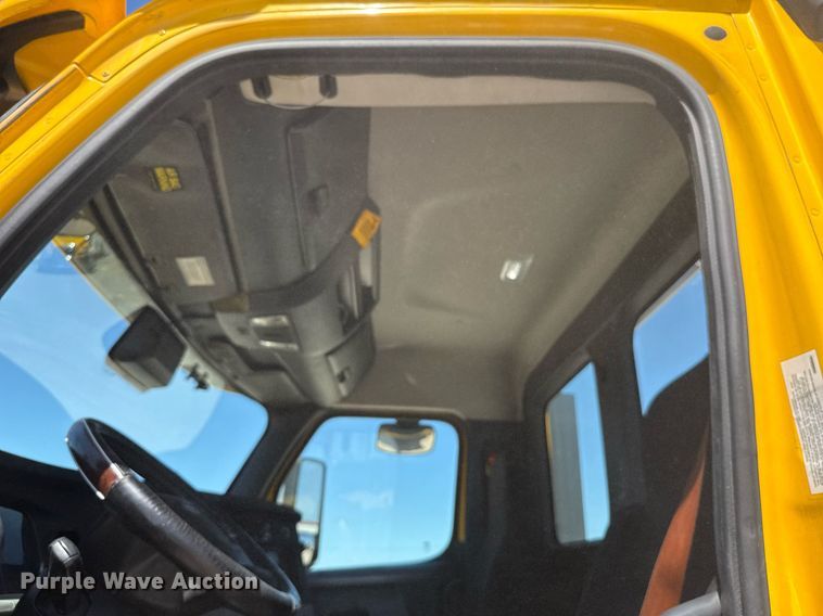 image for item EJ4575 2021 Freightliner Cascadia 126 semi truck