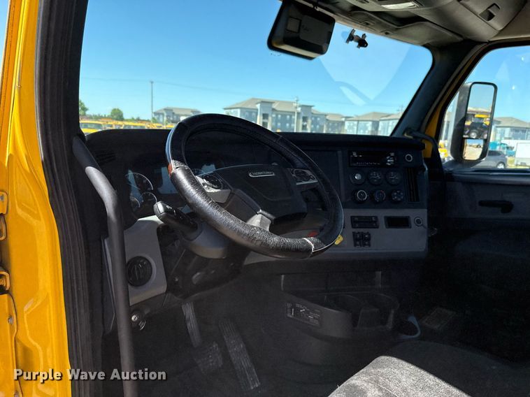 image for item EJ4575 2021 Freightliner Cascadia 126 semi truck