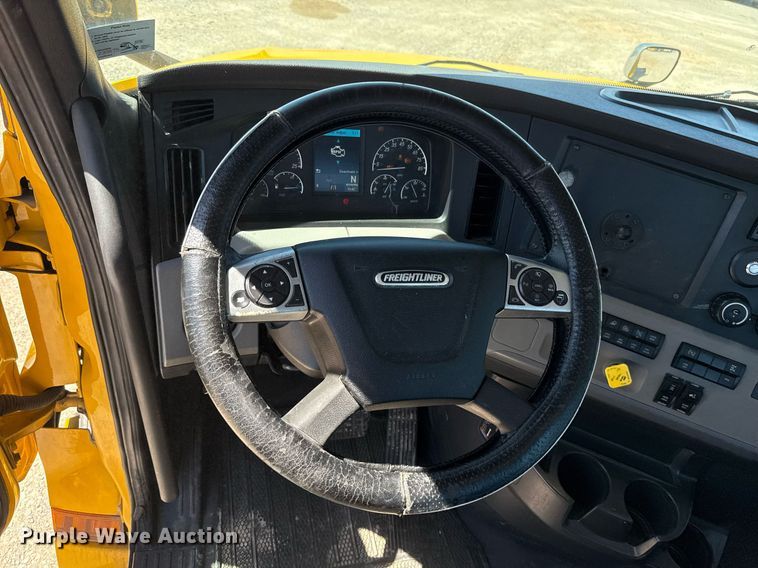 image for item EJ4575 2021 Freightliner Cascadia 126 semi truck