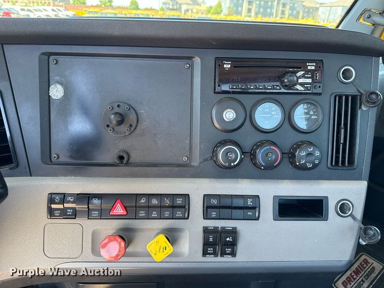 image for item EJ4575 2021 Freightliner Cascadia 126 semi truck